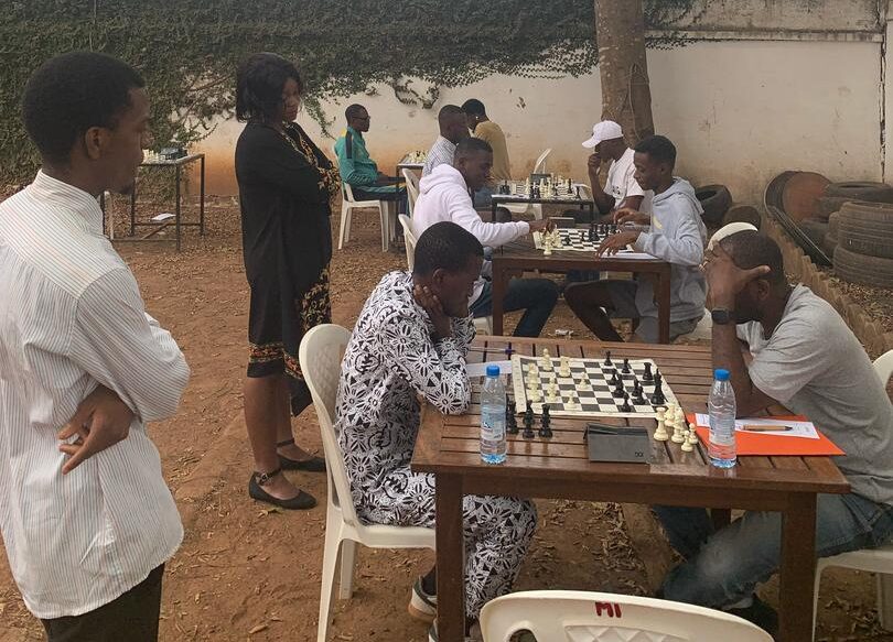 Le Grand Prix Classique J4 – Des tables sous des arbres