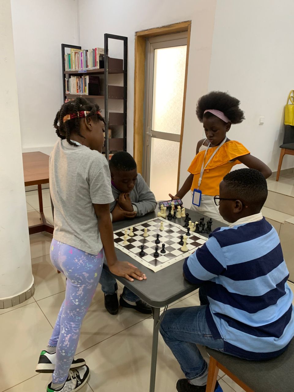 Open air Chess : les juniors enseignent les échecs à l&rsquo;IFC